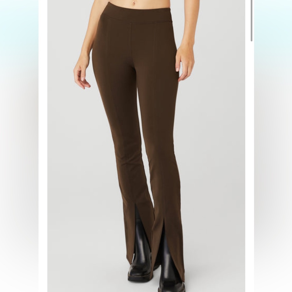 Alo Yoga Airbrush High Waist Flutter Legging in Espresso.